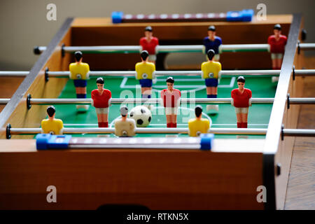 Gioco di calcio, i giocatori in giallo e rosso t-shirts Foto Stock