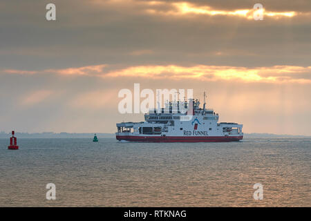 RED FUNNEL Ferries, Vechicles Ferry, Rosso Osprey, passa il Black Jack Boa di navigazione in rotta verso il Porto di Southampton dall'Isola di Wight, Regno Unito. Foto Stock