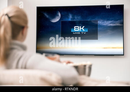 Donna Orologi tv con 8k ultra risoluzione HD. Immagine sullo schermo creato nel software di grafica. Foto Stock