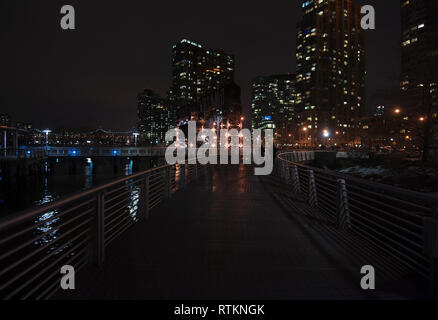 Notte scenic cittadino di Manhattan dal gantry Plaza stato parco nella città di Long Island, New York Foto Stock