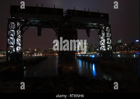 Notte scenic del Gantry Plaza stato parco nella città di Long Island, New York di notte Foto Stock