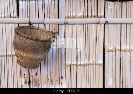 Riso appiccicoso vaporizzatore cestello appendere alla parete di bambù Foto Stock