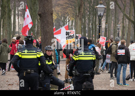 L'Aia, Paesi Bassi. Il 24 novembre 2018. Poliziotti di guardare una dimostrazione pacifica contro il Primo Ministro Mark Rutte Foto Stock