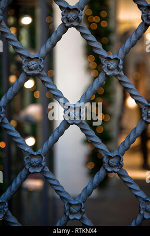 Vecchia cancellata in ferro battuto con decorazioni floreali (Toscana - Italia) Foto Stock