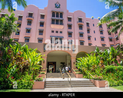 Il rinnovato Royal Hawaiian Hotel entrata principale con palme e alberi di banyan forniscono ombra su Agosto 8, 2016 a Honolulu, Hawaii. Foto Stock