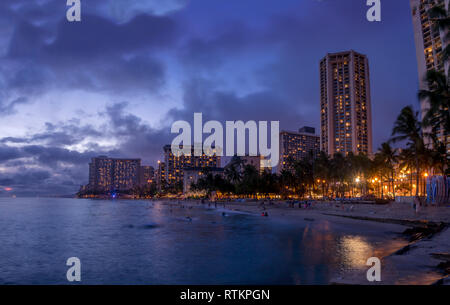 La spiaggia di Waikiki a Honolulu il 8 agosto 2016 a Honolulu, Stati Uniti d'America. La spiaggia di Waikiki si trova quartiere di Honolulu, il più noto per la sabbia bianca e il surf. Foto Stock