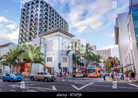 Incrocio occupato in serata lungo la famosa Kalakaua Shopping District il 25 giugno 2013 in Waikiki Hawaii. Kalakaua Avenue è il principale shoppin Foto Stock