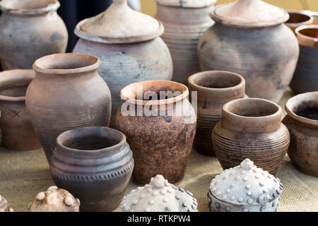 Fatte a mano di ceramica in un mercato stradale Foto Stock