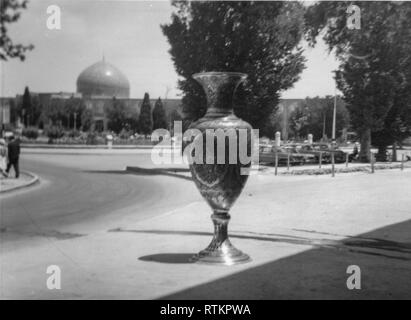 Molto bello tradizionale islamico moschee visto sulla Aramco gruppo femminile Shopping e viaggio culturale a Isfahan, Iran negli anni settanta Foto Stock