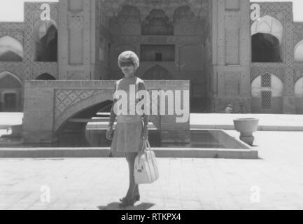 Donna americana shopping e touring durante un Aramco gruppo femminile Shopping e viaggio culturale a Isfahan, Iran negli anni settanta Foto Stock