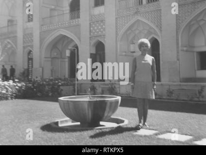 Donna americana shopping e touring durante un Aramco gruppo femminile Shopping e viaggio culturale a Isfahan, Iran negli anni settanta Foto Stock