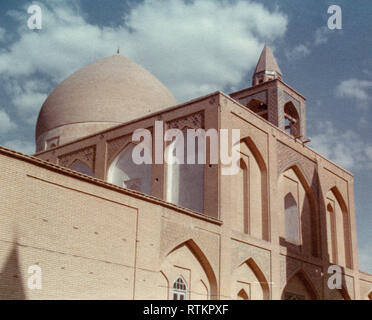 Molto bello tradizionale islamico moschee visto sulla Aramco gruppo femminile Shopping e viaggio culturale a Isfahan, Iran negli anni settanta Foto Stock