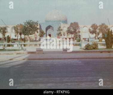 Molto bello tradizionale islamico moschee visto sulla Aramco gruppo femminile Shopping e viaggio culturale a Isfahan, Iran negli anni settanta Foto Stock