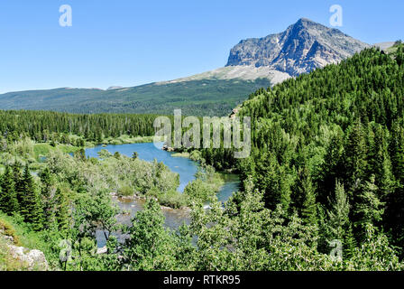 Fiume che scorre tra Swiftcurrent il lago e il Lago Sherburne nel Glacier National Park Foto Stock