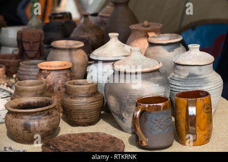 Fatte a mano di ceramica in un mercato stradale Foto Stock