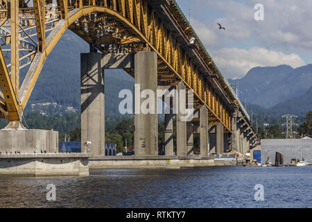 Livello acqua vista del lato inferiore del Ironworkers Memorial Bridge che abbraccia Burrard entrata a seconda si restringe, il collegamento di Vancouver e il North Shore. Foto Stock