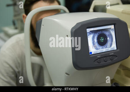 Oftalmologia. L oculista controlla gli occhi in Oftalmologia Clinica Foto Stock