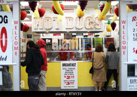 New York City, NY - Marzo 07 2017: Non identificato personale di lavoro di papaie hot dogs frequentando a Manhattan, New York Foto Stock