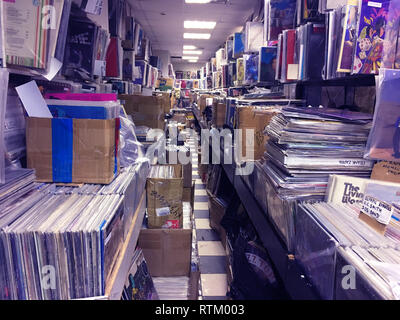 In stile retrò immagine delle confezioni con piatto vinile registra su un mercato delle pulci Foto Stock