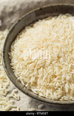 Asciugare le materie organiche riso bianco pronto per cucinare Foto Stock