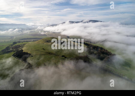 Una inversione di cloud computing oltre la parte superiore Clyde Valley in South Lanarkshire compensazione per rivelare Tinto Hill e Legge Quathquan sporge al di sopra della nebbia. Foto Stock