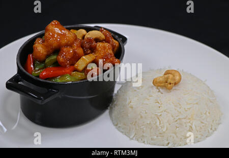 Stile cinese kung pao pollo con riso Foto Stock