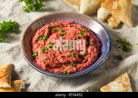 In casa la barbabietola rossa hummus con pane pita Foto Stock