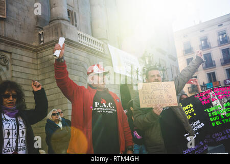 Barcellona, Spagna - Nov 12, 2017: manifestanti a Barcellona Catalunya davanti al palazzo municipale per la regione di indipendenza dalla Spagna Foto Stock