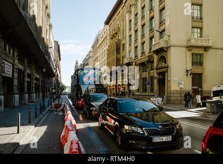 Barcellona, Spagna - Nov 12, 2017: Ruta Roja Sightseeing Barcellona Hop On Hop Off bus con turisti e Skoda Superb auto nel traffico a Barcellona Foto Stock