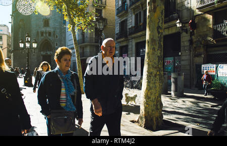 Barcellona, Spagna - Nov 12, 2017: coppia Senior visitare Barcellona, camminando sul Passeig del Born street in una giornata di sole Foto Stock