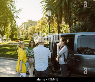 Barcellona, Spagna - Nov 12, 2017: Elegante turisti imbarco tourist van prima di lasciare il Parc de la Ciutadella in una giornata di sole Foto Stock