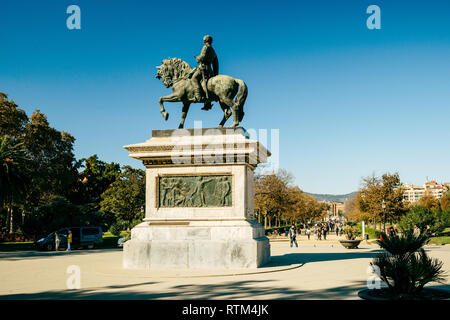 Barcellona, Spagna - Nov 12, 2017: Estatua equestre del generale Prim statua monumento nel Parc de la Ciutadella con la folla di turisti in background in una calda giornata estiva Foto Stock