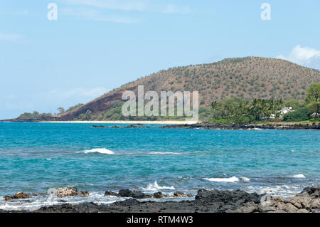 Drammatica Vista della grande spiaggia e Pu'u Olai Foto Stock