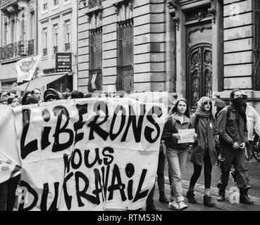 Strasburgo, Francia - Settembre 12, 2017: persone mascherate con Soyons Revolutionnaires tradotto come essere rivoluzionario poster a francese giornata nazionale di protesta contro la riforma del lavoro proposto da Emmanuel Macron di governo Foto Stock