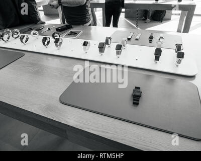 Parigi, Francia - Sep 22, 2017: Nuovo Apple Guarda serie 3 va in vendita nel negozio Apple Store con la presentazione ai clienti della pletora di orologi e delle cinghie Foto Stock