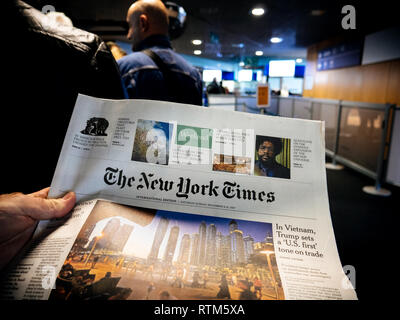 BASEL, Svizzera - Nov 11, 2017: Imprenditore in POV la lettura del nuovo Yourk Times nella coda dei lavori in attesa lounge all EuroAirport Basel Mulhouse Freiburg Foto Stock