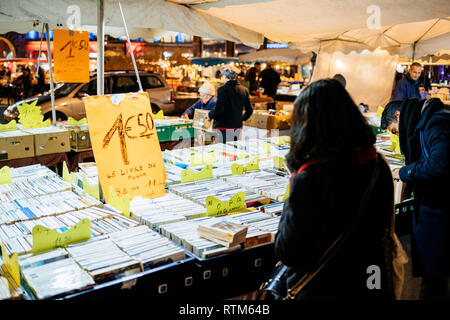 Strasburgo, Francia - Nov 21, 2017: annata di libri in vendita su strada tabella venditore antiquari nel centro di Strasburgo di notte sulla Place Kleber Foto Stock