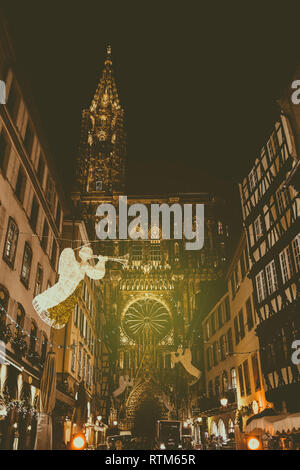 Strasburgo, Francia - 31 ottobre 2017: Majestic decorazioni di Natale sono pronti a Strasburgo per l annuale Mercatino di Natale di fronte alla cattedrale di Notre Dame, vista su rue Merciere Foto Stock