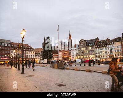 Strasburgo, Francia - 11 GEN 2018: Posto occupato generale Kleber piazza centrale a Strasburgo al crepuscolo con pedoni camminando e ammirando il più alto albero di Natale in Europa Foto Stock