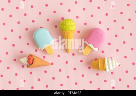 Piatto di laici miniatura gelato isolato sul rosa pastello polka background design minimal concetto creativo. Foto Stock