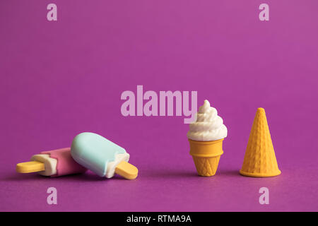 Miniatura gelato isolato su sfondo viola il minimo concetto creativo. Foto Stock