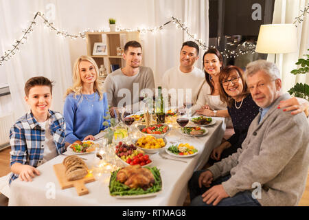 La famiglia felice con cena a casa Foto Stock