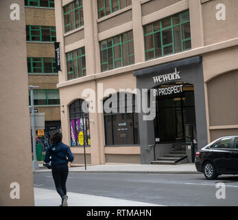 Un segno annuncia la posizione di un WeWork co-spazio di lavoro posizione nel quartiere Dumbo di Brooklyn a New York sabato 23 febbraio, 2019. (Â© Richard B. Levine) Foto Stock