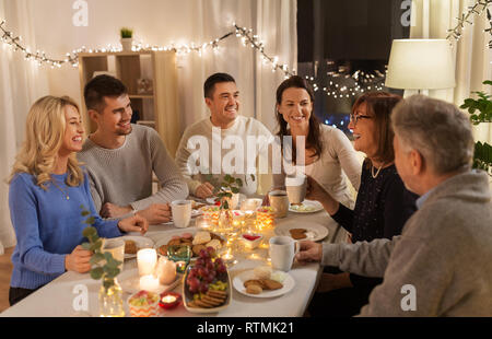 La famiglia felice avente tea party a casa Foto Stock