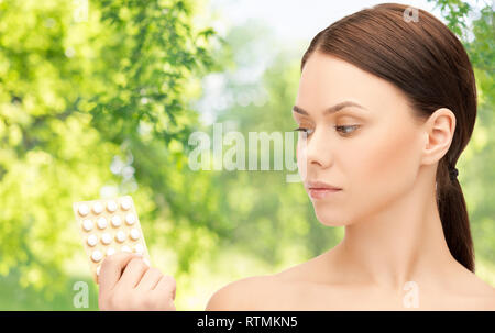 Giovane donna con le pillole Foto Stock