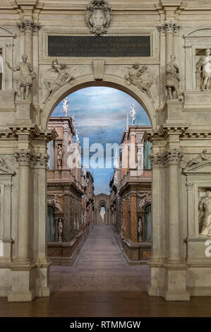 VICENZA, Italia - 29 dicembre 2018: vista dell'interno del teatro Olimpico, il più antico stadio di superstite impostare ancora in esistenza Foto Stock