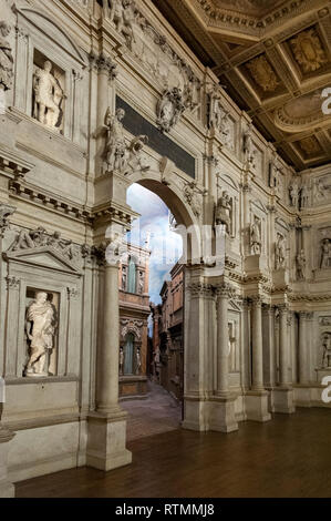 VICENZA, Italia - 29 dicembre 2018: vista dell'interno del teatro Olimpico, il più antico stadio di superstite impostare ancora in esistenza Foto Stock