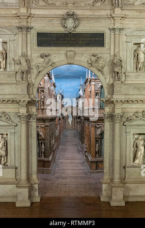 VICENZA, Italia - 29 dicembre 2018: vista dell'interno del teatro Olimpico, il più antico stadio di superstite impostare ancora in esistenza Foto Stock