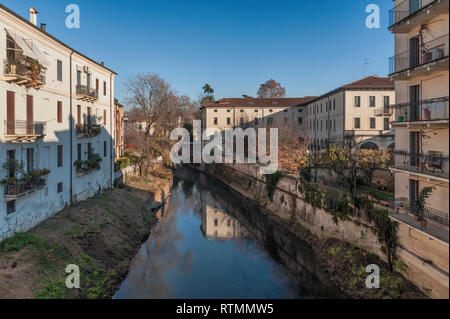 VICENZA, Italia - 29 dicembre 2018: vista dal Ponte di San Michele, antico ponte in pietra nel centro storico della città - Vicenza, Italia Foto Stock