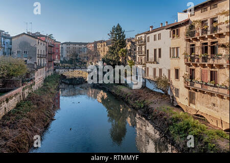 VICENZA, Italia - 29 dicembre 2018: vista dal Ponte di San Michele, antico ponte in pietra nel centro storico della città - Vicenza, Italia Foto Stock